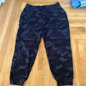 Lululemon black camo scuba joggers